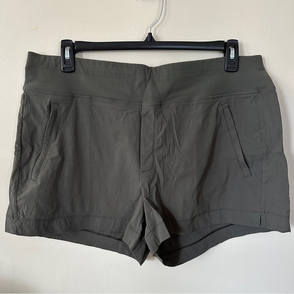 Athleta Trekkie North Army Green shorts 18
